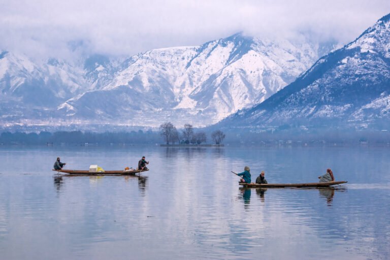 Srinagar Tourism & Dal Lake Travel Guide